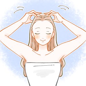 頭皮マッサージをする女性
